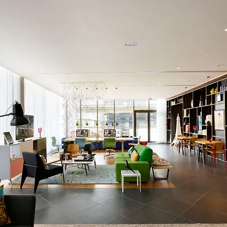 Hotel Citizenm Paris La Defense 4*