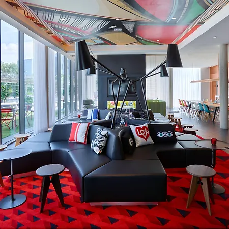 Hotel Citizenm Paris La Defense 4*
