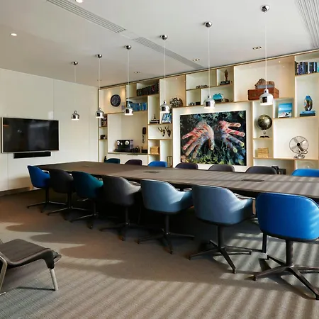 Hotel Citizenm Paris La Defense 4*